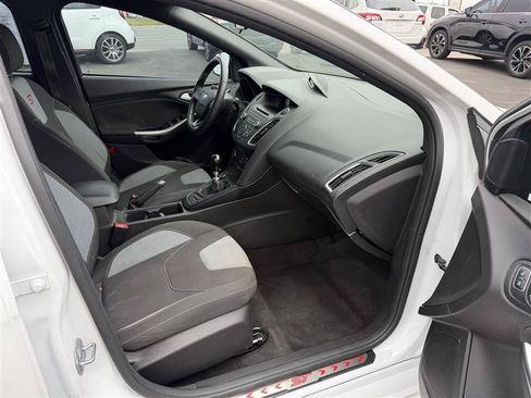 Used 2017 Ford Focus ST FWD image 9
