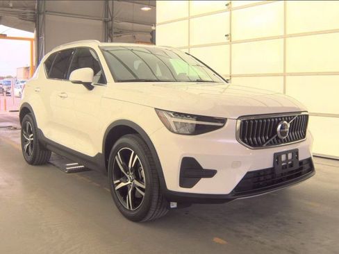 Used 2025 Volvo XC40 B5 Core AWD/4WD image 2