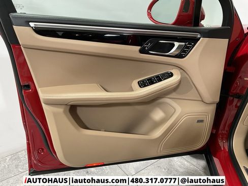 Used 2022 Porsche Macan S w/ Premium Package Plus image 36