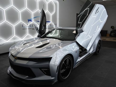 Used 2018 Chevrolet Camaro SS RWD image 2