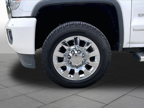 Used 2019 GMC Sierra 2500 Denali w/ Duramax Plus Package AWD/4WD image 10
