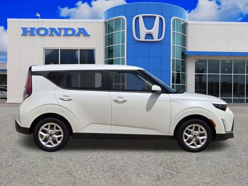 Used 2024 Kia Soul LX w/ Option Group 015 FWD image 2