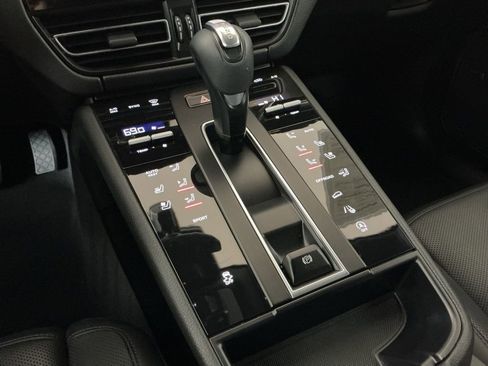 Used 2022 Porsche Macan Base image 13