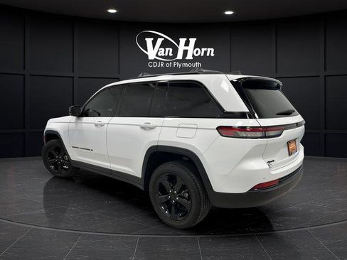 Used 2025 Jeep Grand Cherokee Altitude AWD/4WD image 5