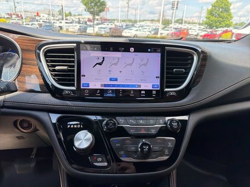 Used 2021 Chrysler Pacifica Pinnacle AWD/4WD image 22