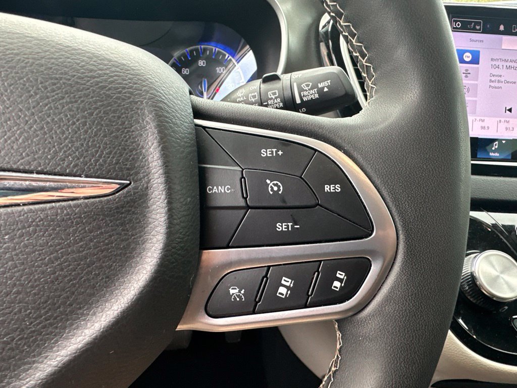 Used 2024 Chrysler Pacifica Touring-L FWD image 19