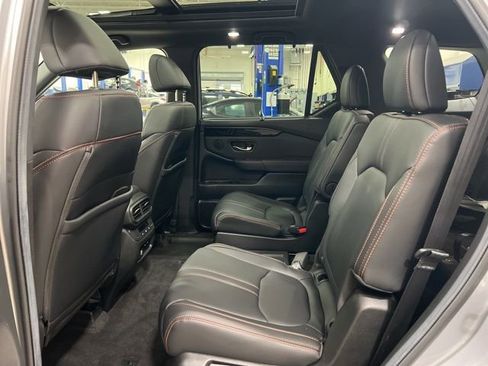 Used 2025 Honda Pilot TrailSport image 12