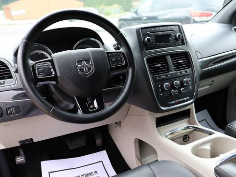 Used 2017 Dodge Grand Caravan SXT FWD image 19