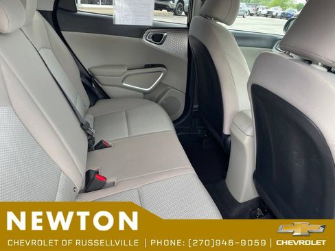 Used 2025 Kia Soul LX w/ LX Technology Package FWD image 27