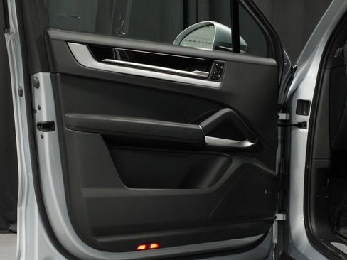Certified 2025 Porsche Cayenne AWD/4WD image 14