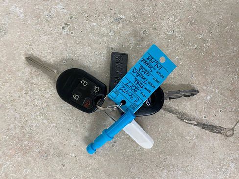 Used 2017 Ford Taurus SE image 23