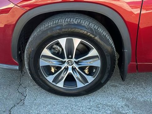 Certified 2024 Toyota Highlander XLE image 5