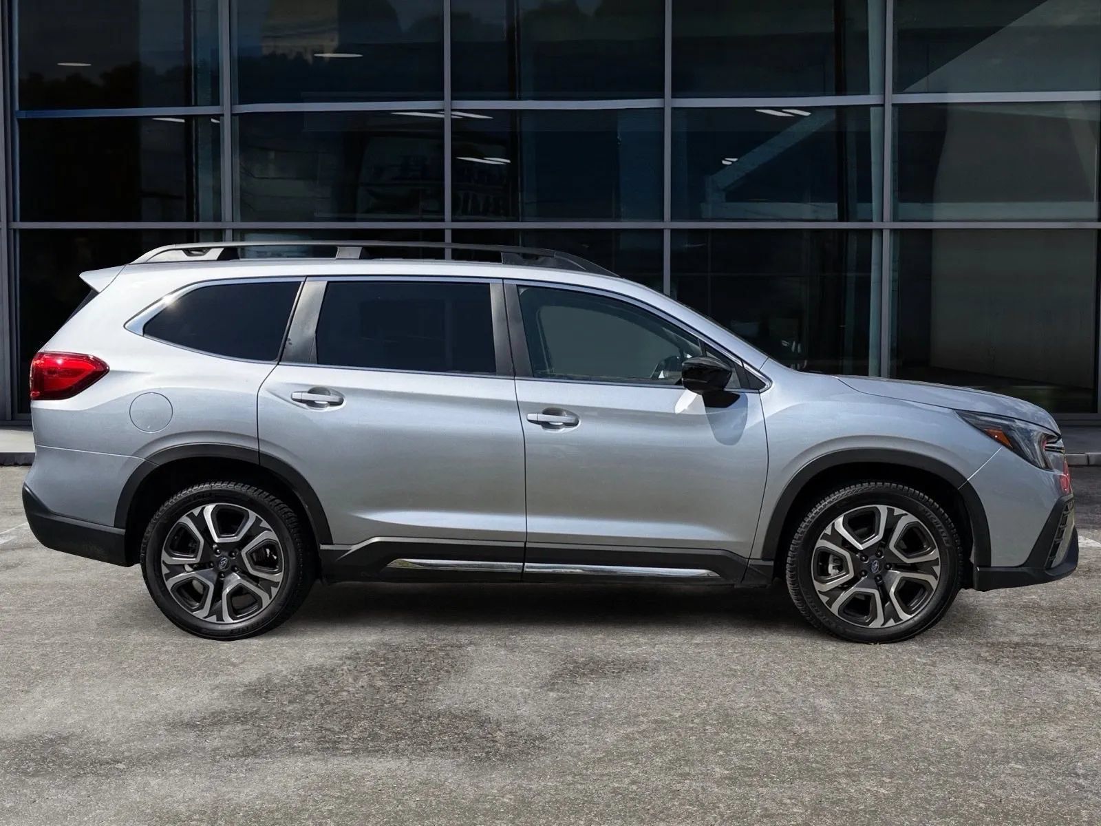 Used 2024 Subaru Ascent Limited AWD/4WD image 2