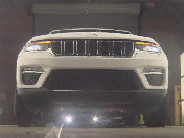 Used 2024 Jeep Grand Cherokee Limited w/ Luxury Tech Group II AWD/4WD image 3
