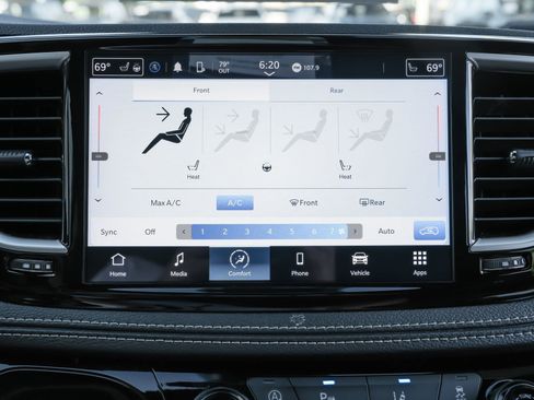 Used 2024 Chrysler Pacifica Touring FWD image 13