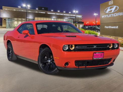 Used 2019 Dodge Challenger SXT image 3