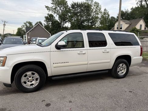 Used 2009 Chevrolet Suburban LT w/ Luxury Package RWD image 4
