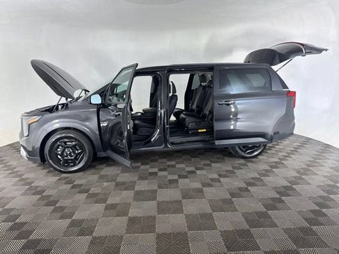 Certified 2025 Kia Carnival FWD image 11