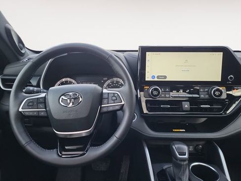 Used 2024 Toyota Highlander XLE image 14