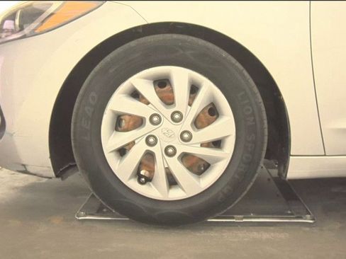 Used 2017 Hyundai Elantra SE image 29