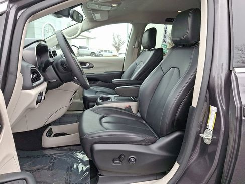 Used 2023 Chrysler Pacifica Touring-L image 14