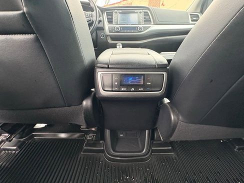 Used 2018 Toyota Highlander XLE image 24