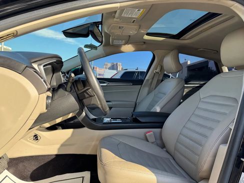 Used 2017 Ford Fusion SE w/ Fusion SE Technology Package image 12