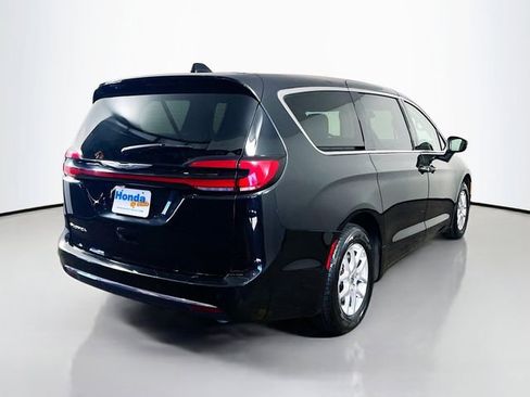 Used 2023 Chrysler Pacifica Touring-L image 8