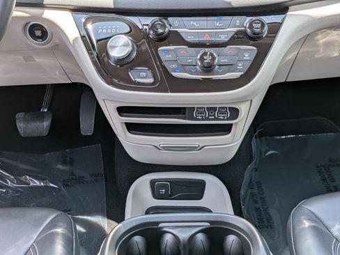 Used 2023 Chrysler Pacifica Touring-L FWD image 22