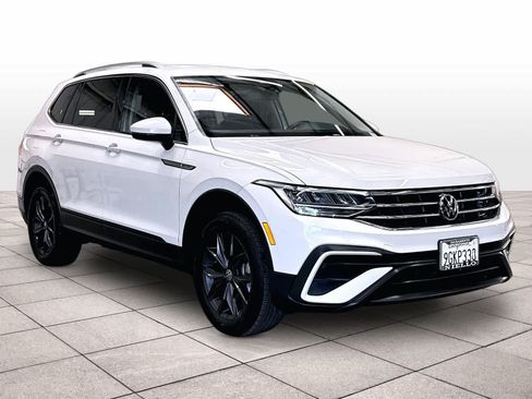 Used 2023 Volkswagen Tiguan SE FWD image 3