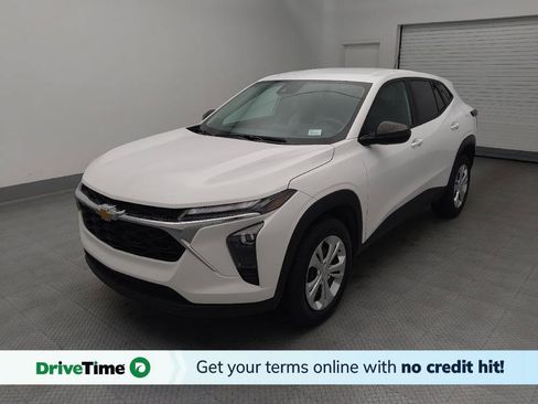 Used 2025 Chevrolet Trax LS FWD image 1
