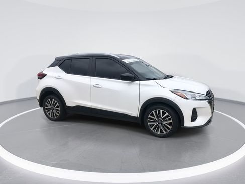 Used 2024 Nissan Kicks SV w/ Interior Electronics Package FWD image 2