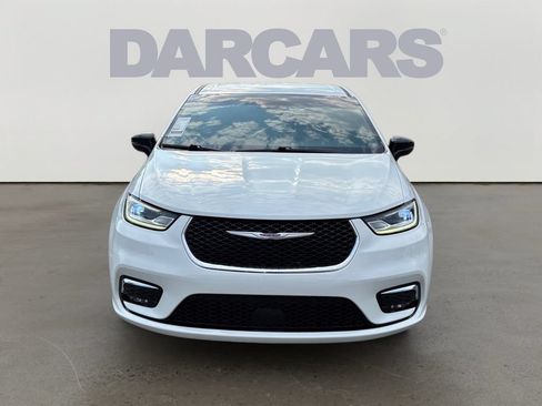 Used 2025 Chrysler Pacifica Select FWD image 2