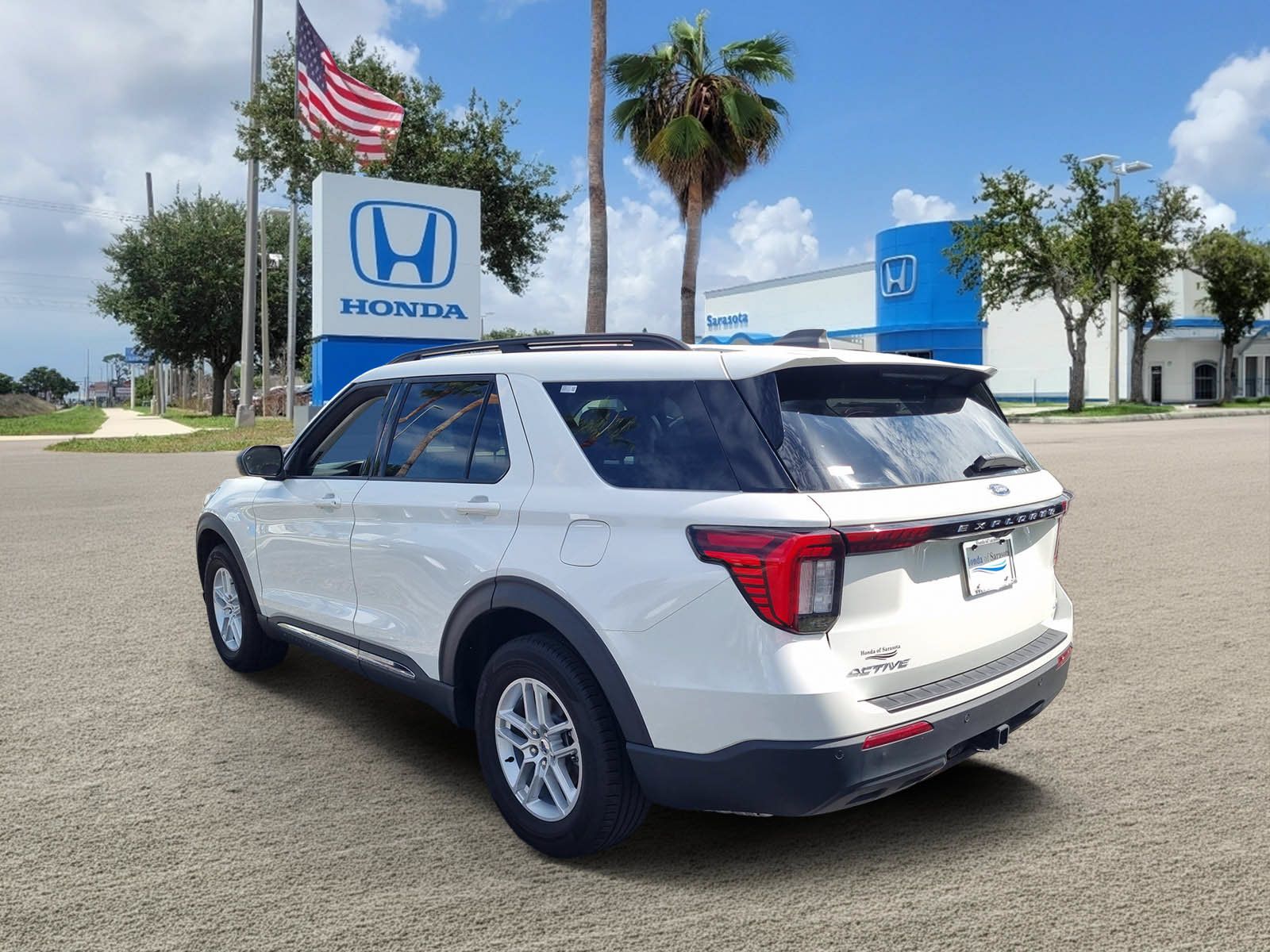 Used 2025 Ford Explorer Active AWD/4WD image 5
