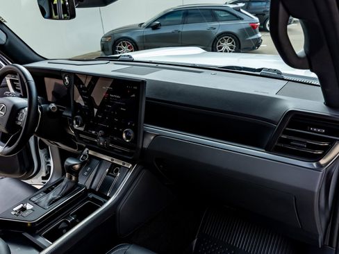 Used 2024 Lexus GX 550 w/ Accessory Package (Z1) AWD/4WD image 18