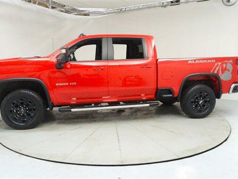 Used 2024 Chevrolet Silverado 2500 LT image 2