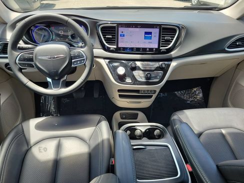 Used 2024 Chrysler Pacifica Touring-L FWD image 11