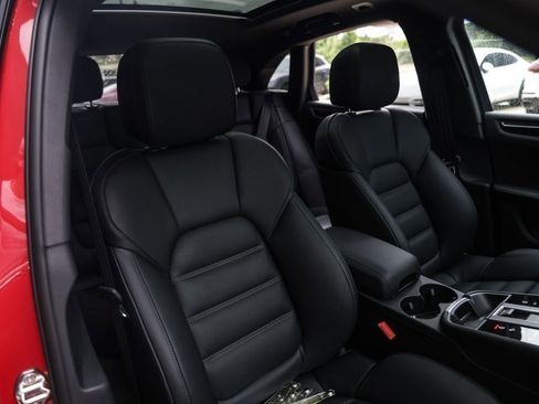 Certified 2025 Porsche Macan AWD/4WD image 38