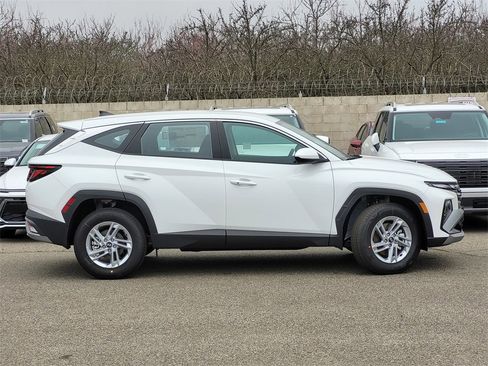 New 2026 Hyundai Tucson SE image 3