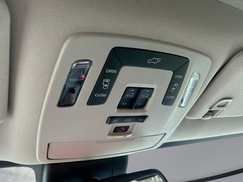 Used 2025 Toyota Sienna XLE FWD image 28