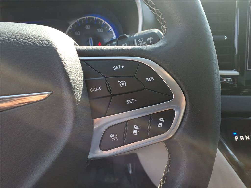 Used 2023 Chrysler Pacifica Touring-L FWD image 18