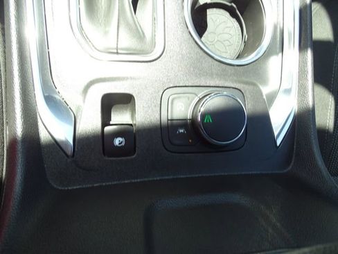 Used 2022 Chevrolet Traverse LT FWD image 15