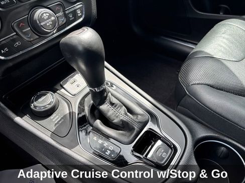 Used 2019 Jeep Cherokee Limited w/ Luxury Group AWD/4WD image 17