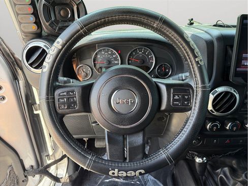 Used 2015 Jeep Wrangler Unlimited Rubicon w/ Connectivity Group AWD/4WD image 25