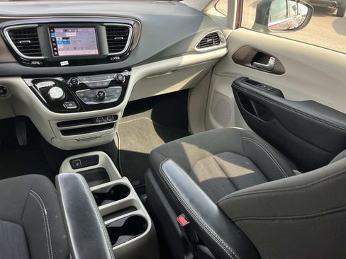 Used 2023 Chrysler Voyager LX FWD image 14