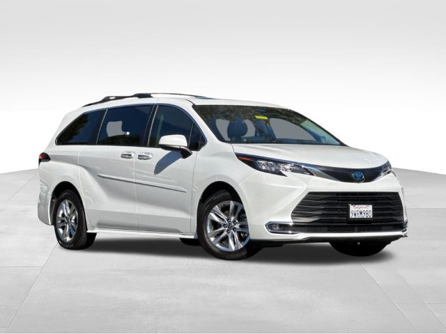 Used 2022 Toyota Sienna XLE w/ XLE Plus Package FWD image 2
