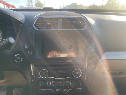 Used 2017 Ford Explorer XLT w/ Equipment Group 201A FWD image 18