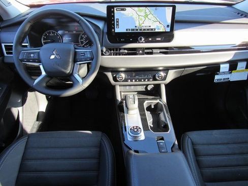 New 2025 Mitsubishi Outlander SE image 9