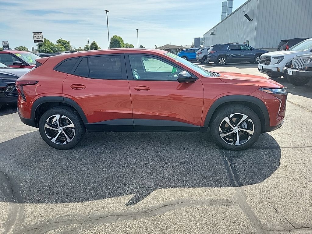 Used 2024 Chevrolet Trax RS w/ Sunroof Package FWD image 4
