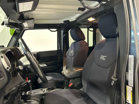 Used 2018 Jeep Wrangler Unlimited Sahara w/ Connectivity Group AWD/4WD image 16